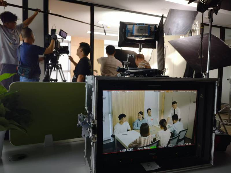 上栗县TVC拍摄公司：科技产品视觉化大师，诠释未来感与功能美学